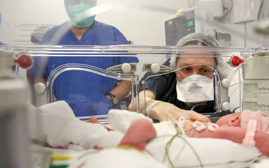 À l'hôpital Foch de Suresnes, première naissance après une greffe d'utérus en France